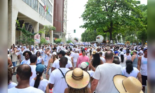 

					'Bonfim do abanador': fiéis buscam leque para rezudir calor em trajeto

				
