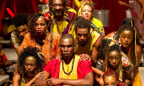 
'Cabaré da Rrrrraça' volta a Salvador e combate racismo com humor
