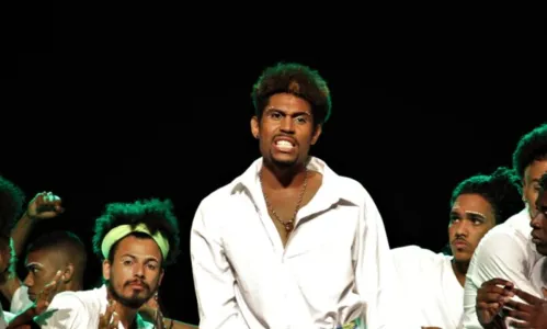 
'Cabaré da Rrrrraça' volta a Salvador e combate racismo com humor
