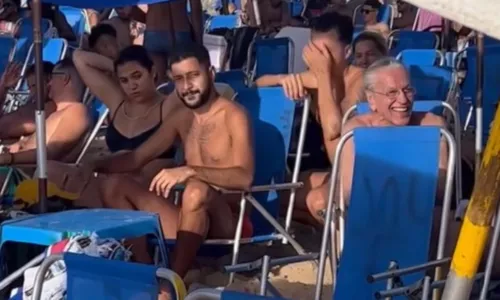 
				
					Caetano Veloso curte sol no Porto da Barra e surpreende banhistas
				
				