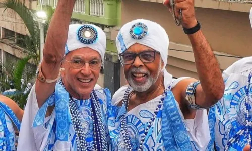 
				
					Caetano e Gil desfilam com o Filhos de Gandhy no Carnaval de Salvador
				
				