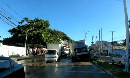 
				
					Caminhão fica preso em buraco após rompimento de tubulação em Salvador
				
				