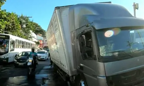 
				
					Caminhão fica preso em buraco após rompimento de tubulação em Salvador
				
				