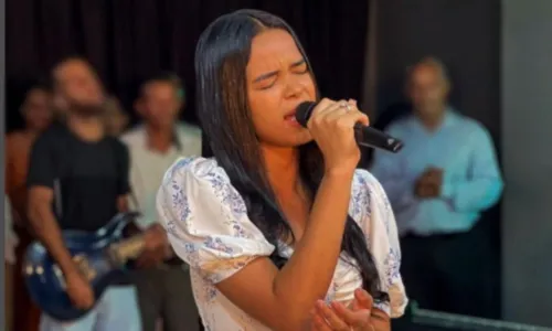 
				
					Cantora gospel de 18 anos morre em acidente em trecho da BR-101
				
				