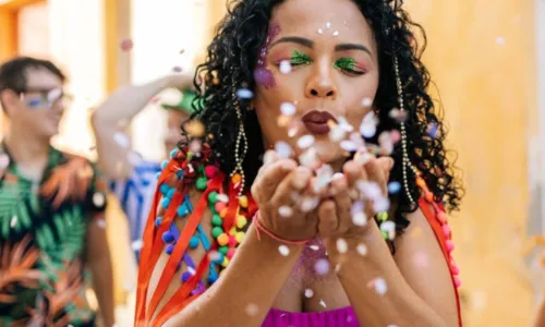 
				
					Carnaval deve movimentar cerca de R$ 4 bi na Bahia, diz Fecomércio
				
				