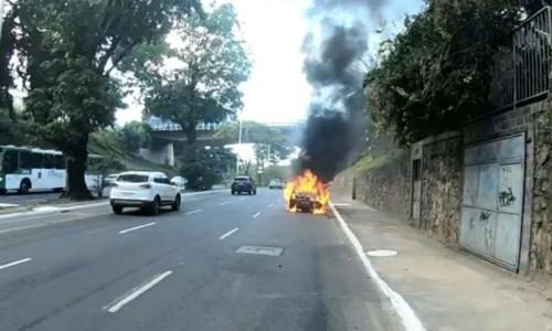 
				
					Carro pega fogo e interdita vias da Avenida Garibaldi em Salvador
				
				