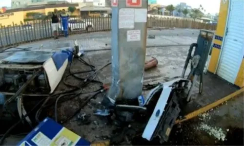 
				
					Carro se choca com bomba de combustível e deixa 5 feridos em Salvador
				
				