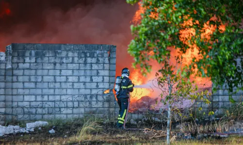 
				
					Chamas são controladas em incêndio que destruiu galpão em Camaçari
				
				