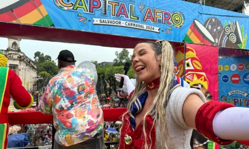 

					Chuva, Gandhy, Ivete e mais: veja como foi 4º dia de Carnaval

				