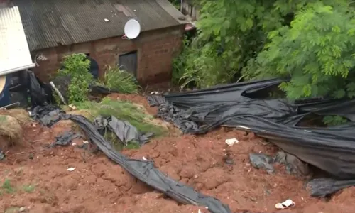 
				
					Chuva causa estragos e alagamentos em cidades do sul da Bahia
				
				