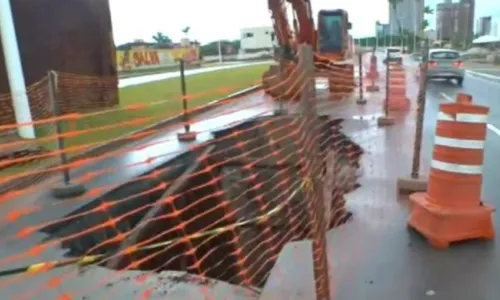  				 					Chuva em Salvador deixa cratera, árvores caídas e trânsito interditado 				 				