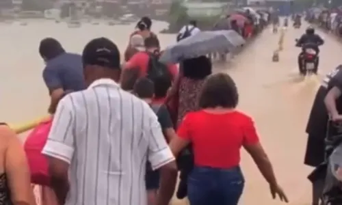 
				
					Chuvas alagam Terminal de Bom Despacho e passageiros caminham na água
				
				