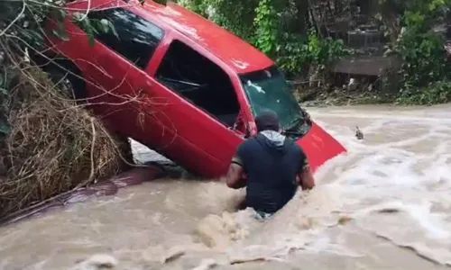 
				
					Chuvas na Bahia: água arrasta veículos e alaga imóveis no interior
				
				
