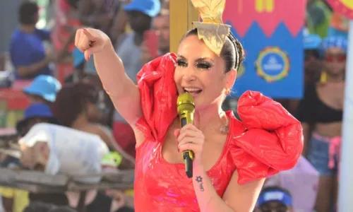 
				
					Claudia Leitte se fantasia de maçã do amor no último dia de Carnaval
				
				
