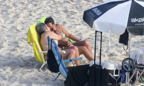 
				
					Claudia Rodrigues curte praia e dá beijão em companheira no Rio
				
				