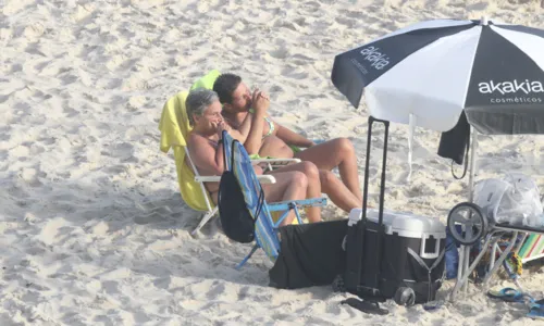 
				
					Claudia Rodrigues curte praia e dá beijão em companheira no Rio
				
				