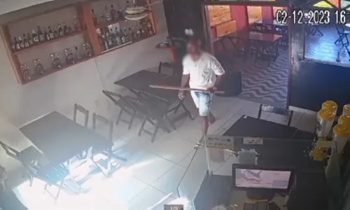 
				
					Cliente que quebrou bar em Salvador diz que vai pagar por prejuízo
				
				