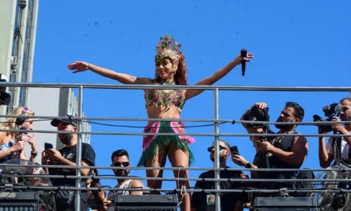 
				
					Com presença de famosos, Anitta puxa bloco de Carnaval no Rio; FOTOS
				
				