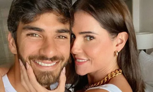 				 					Conheça Hugo Moura, baiano que foi casado com Deborah Secco por 9 anos 				 				
