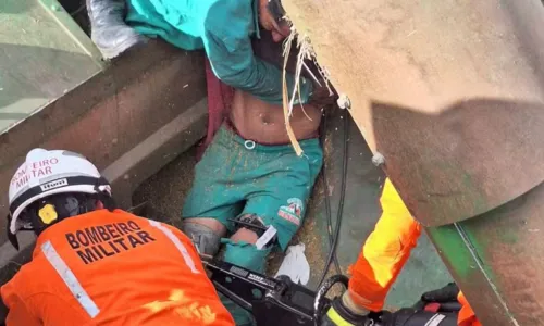 

					Corpo de Bombeiros resgata homem preso em colheitadeira na Bahia

				