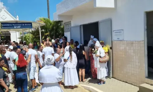 
				
					Corpo de babalorixá morto após Lavagem do Bonfim é sepultado na Bahia
				
				