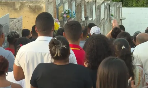 
				
					Corpos de três vítimas de naufrágio são enterrados na Bahia
				
				