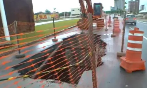 
				
					Cratera e árvores caídas: chuva em Salvador afeta trânsito da cidade
				
				