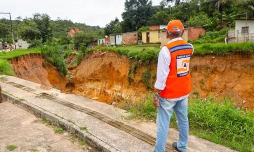 
				
					Cratera provoca interdição de mais de 35 casas em Candeias, na Bahia
				
				