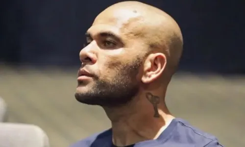 
				
					Daniel Alves não paga fiança e segue preso durante final de semana
				
				