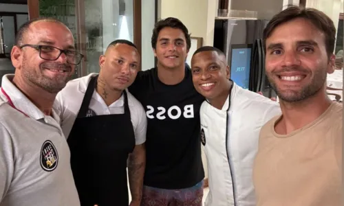 
				
					Daniel Cady e Marcelo posam com sushiman da Gamboa: 'Para o mundo'
				
				