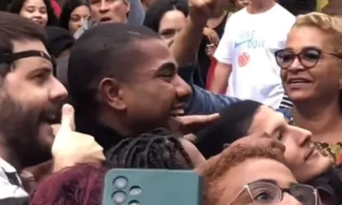  				 					Davi aparece em foto com o pai e web reage à publicação: 'Abra o olho' 				 				