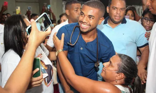 
				
					Davi é recebido por multidão no aeroporto de Salvador; veja imagens
				
				