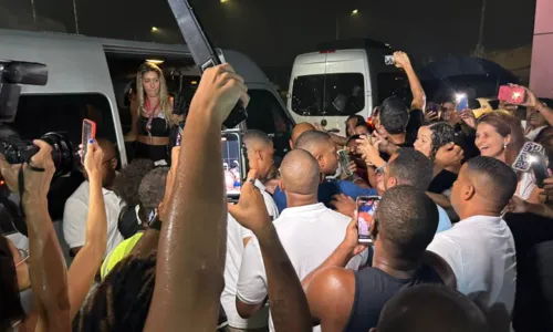 
				
					Davi é recebido por multidão no aeroporto de Salvador; veja imagens
				
				