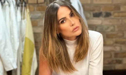 

					Deborah Secco revela sexo com famosa: 'Mais gostosa que transei'

				