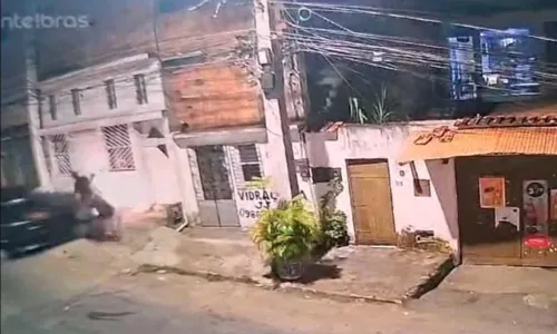  				 					Duas pessoas são atropeladas por carro no Subúrbio de Salvador 				 				