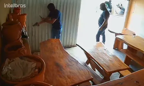
				
					Dupla mata comerciante dentro de loja e filma crime na Bahia
				
				