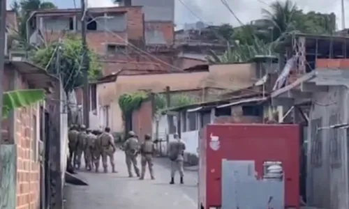 
				
					Em fuga, jovem invade residência e faz família refém em Salvador
				
				
