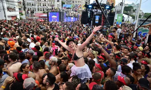 
				
					Encontros e grandes pipocas marcam 1º dia de Carnaval em Salvador
				
				