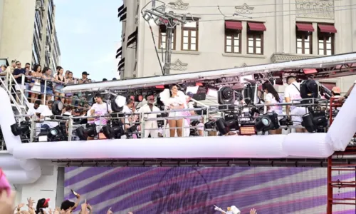 
				
					Encontros e grandes pipocas marcam 1º dia de Carnaval em Salvador
				
				