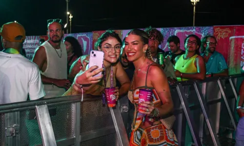 
				
					'Ensaios da Anitta': famosos curtem estreia da turnê em Salvador
				
				