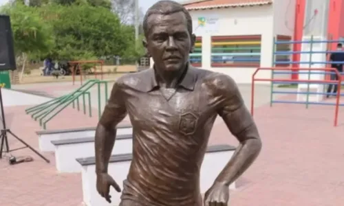  				 					Estátua de Daniel Alves é retirada de praça após recomendação do MP 				 				