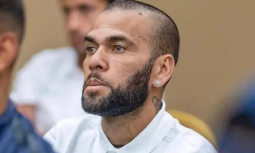  				 					Estátua de Daniel Alves é retirada de praça após recomendação do MP 				 				