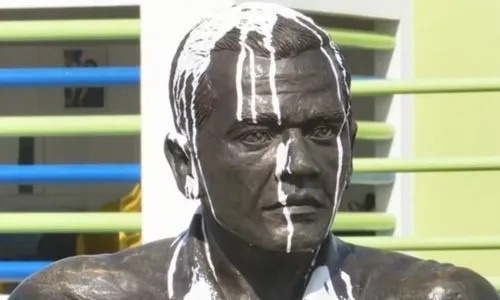  				 					Estátua de Daniel Alves é retirada de praça após recomendação do MP 				 				