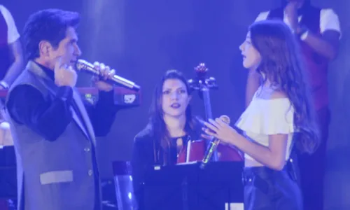 
				
					FOTOS: Daniel canta com filha de João Paulo em show comemorativo
				
				