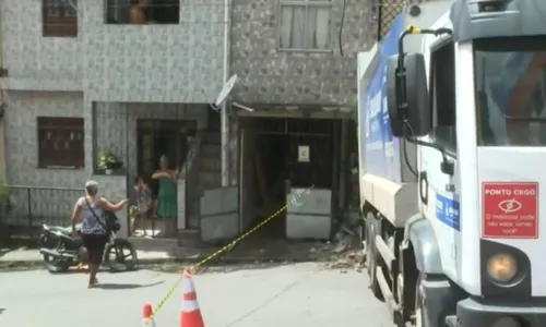 
				
					Família é resgatada após caminhão de lixo invadir imóvel em Salvador
				
				
