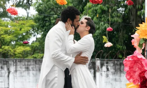 
				
					Fãs vibram com casamento de Ramiro e Kelvin em 'Terra e Paixão'
				
				