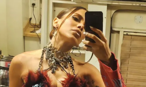  				 					'F*do pra car*lho', diz Anitta em texto sobre carreira e novo álbum 				 				