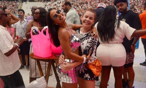 
				
					Fernanda Souza e Carol Peixinho posam abraçadas no 'Tardezinha'
				
				