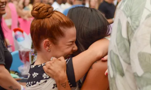 
				
					Fernanda Souza e Carol Peixinho posam abraçadas no 'Tardezinha'
				
				