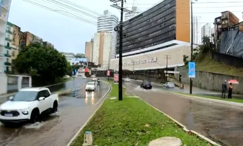 
				
					Forte chuva atinge Salvador e deixa pontos de alagamento na cidade
				
				
